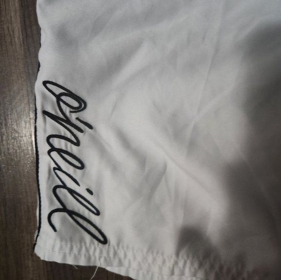 O’NEILL Black/White Shorts size 3 Excellent Condition - Picture 2 of 4